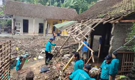 IAIDA Blokagung gelar Bakti Sosial Korban banjir Kalibaru