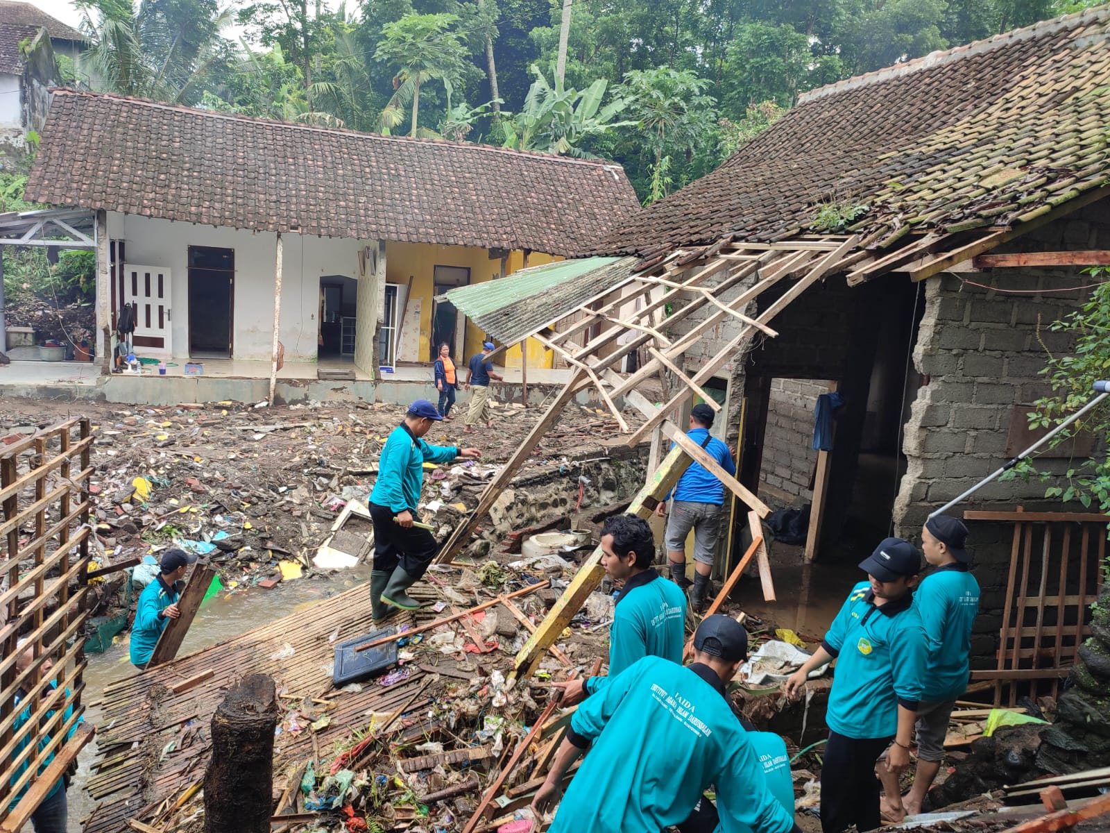 IAIDA Blokagung gelar Bakti Sosial Korban banjir Kalibaru